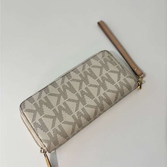Michael Kors Geometric Beige Wallet $40 OBO - Picture 3 of 3